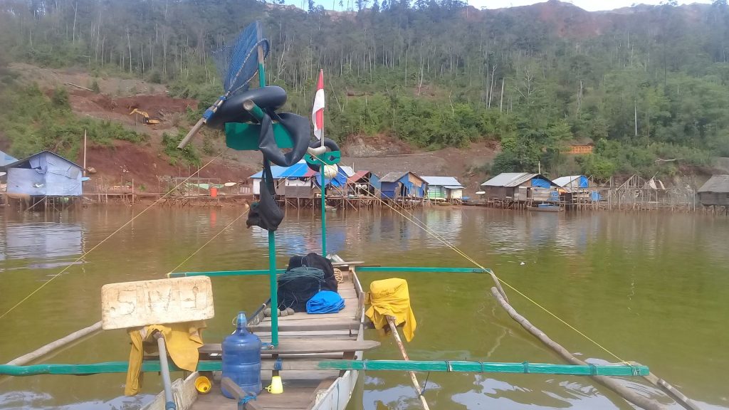 Sebuah alat berat beroperasi di kawasan tambang nikel yang berbatasan langsung dengan perkampungan masyarakat Bajo di Marombo Pantai, Konawe Utara.