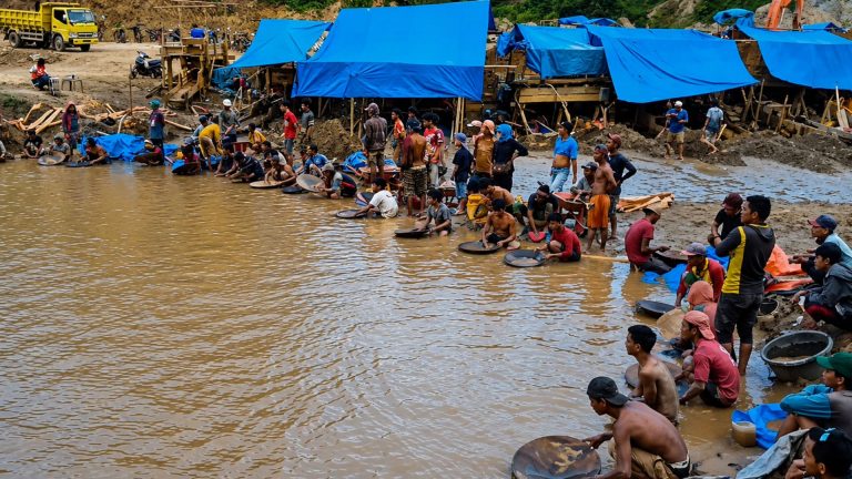 Para pendulang emas tradisional di Bombana Sulawesi Tenggara tahun 2021