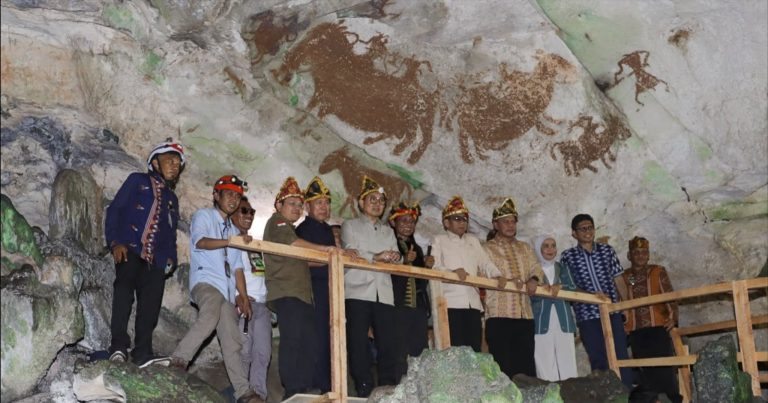 Kunjungan Menteri Kebudayaan Fadli Zon didampingi Gubernur Sulawesi Tenggara Andi Sumangerukka, Wakil Menteri Dalam Negeri, Anggota DPD RI Dapil Sultra, Direktur Jenderal Bina Pemerintahan Desa Kemendagri, serta Direktur Jenderal Pelindungan Kebudayaan dan Tradisi Kementerian Kebudayaan. Laode Syarif Mantan Ketua KPK RI di Liangkabori, Kabupaten Muna, Provinsi Sulawesi Tenggara, Sabtu (11/07/2026).