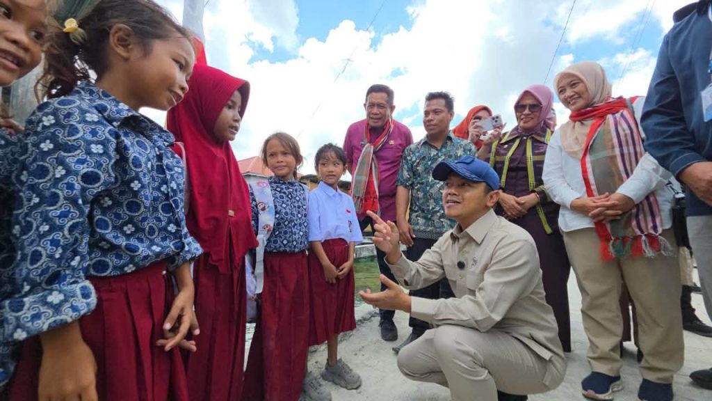Wamendikdasmen Fajar Riza Ul Haq didampingi Wakil Gubernur Sulawesi Tenggara Ir. Hugua di Kampung Bajo Mola Wakatobi (16/07/20206). Foto Istimewa