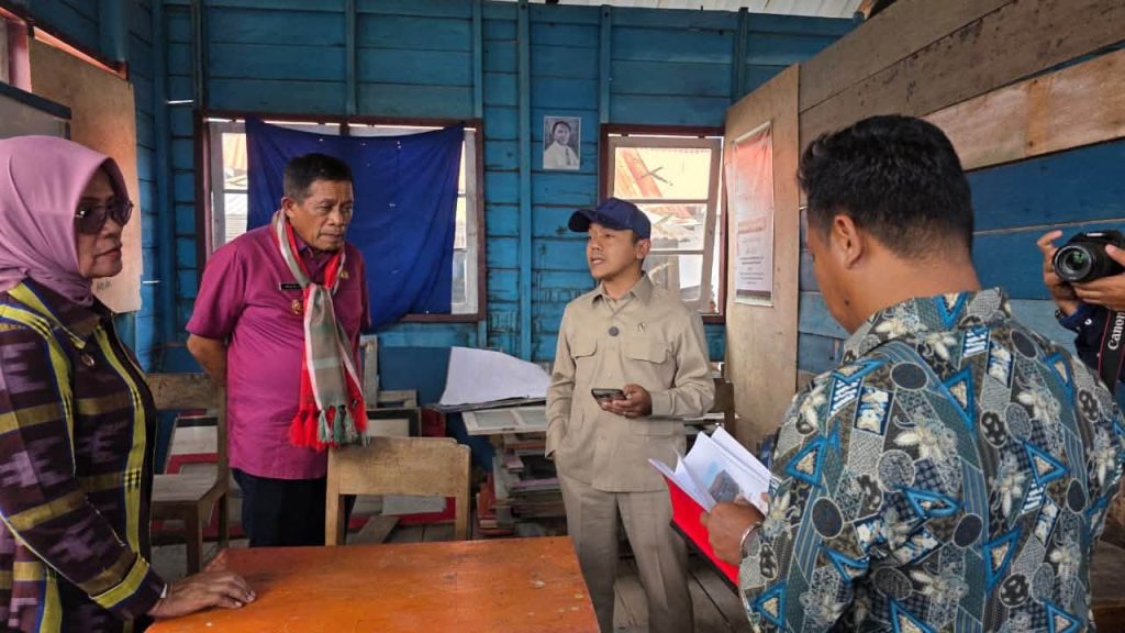 Wamendikdasmen Fajar Riza Ul Haq didampingi Wakil Gubernur Sulawesi Tenggara Ir. Hugua di Kampung Bajo Mola Wakatobi (16/07/20206). Foto Istimewa