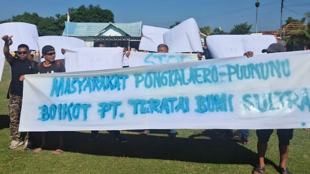 Aksi Demonstrasi Warga Menuntut Lahan di Kabaena