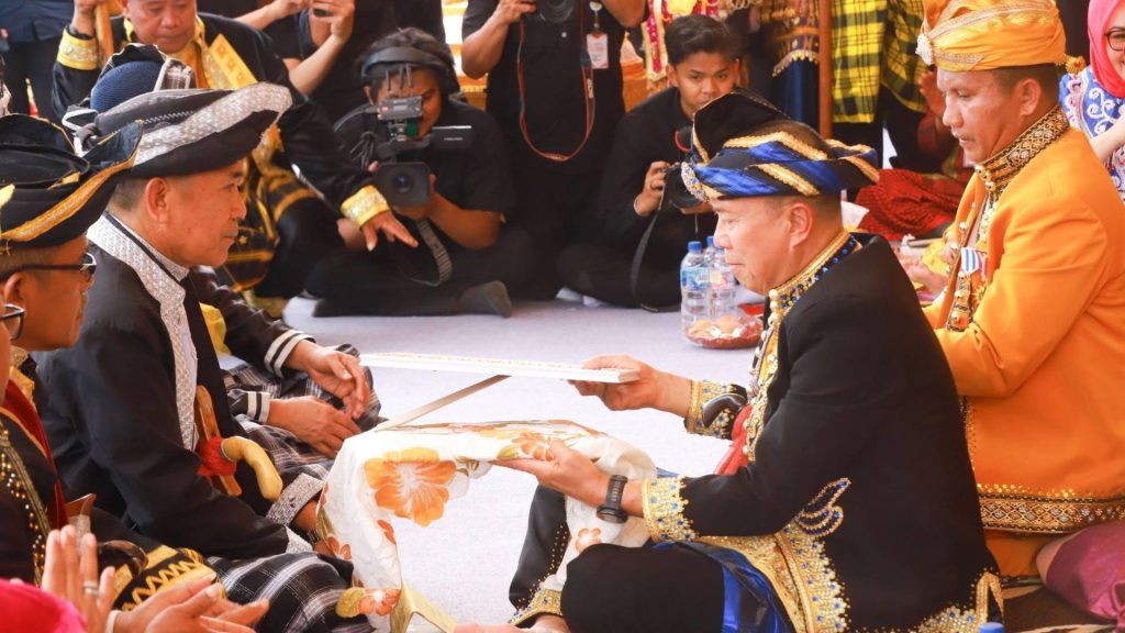 Andi Sumangerukka didampingi La Ode Darwin menyerahkan mandat pengurus Kerukunan Muna