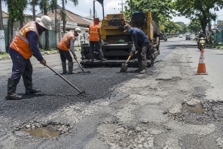 Warga menggunakan Aspal Buton memperbaiki jalan rusak di Sulawesi Tenggara