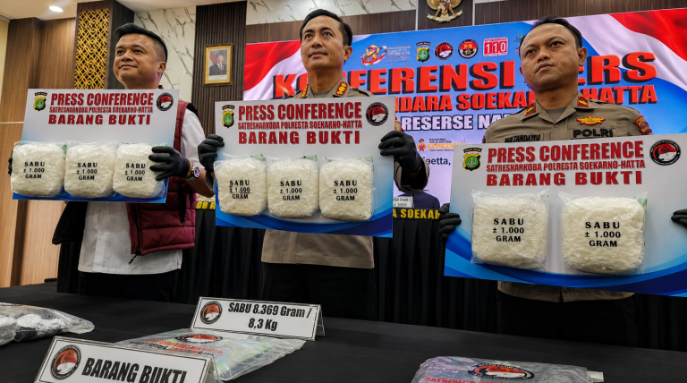 Wakalpolresta Bandara Soekarno-Hatta, Kombes Pol Ida Bagus Widwan Sutadi (tengah) menunjukan barang bukti narkoba jenis sabu hasil pengungkapan peket jasa pengiriman ke Kendari, Sulawesi Tenggara, Selasa 7 Juli 2026.