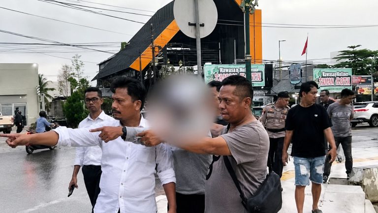 Kompol Welliwanto Malau bersama tim buser 77 olah TKP di lokasi bentrokan pemuda di Kawasan MTQ Kendari