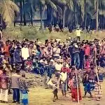 Proses pelaksanaan tradisi hukum adat Kaleleo di salah satu pesisir Pulau Buton. Terlihat ratusan warga berkumpul di tepi pantai untuk menyaksikan jalannya prosesi. Beberapa tokoh adat tampak mendampingi dua orang warga yang sedang bersengketa terkait kepemilikan tanah untuk uji kebenaran dengan menyelam. Gambar potongan Video amatir Masud Rasani.