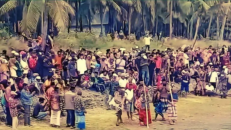 Proses pelaksanaan tradisi hukum adat Kaleleo di salah satu pesisir Pulau Buton. Terlihat ratusan warga berkumpul di tepi pantai untuk menyaksikan jalannya prosesi. Beberapa tokoh adat tampak mendampingi dua orang warga yang sedang bersengketa terkait kepemilikan tanah untuk uji kebenaran dengan menyelam. Gambar potongan Video amatir Masud Rasani.