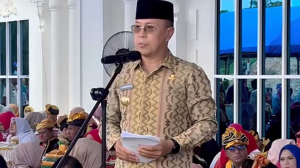 Andi Sumangerukka Gubernur Sulawesi Tenggara berdiri menyampaikan pidato dalam Ulang Tahun ke 12 Kabupaten Buton Tengah