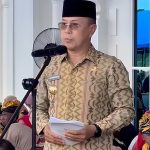 Andi Sumangerukka Gubernur Sulawesi Tenggara berdiri menyampaikan pidato dalam Ulang Tahun ke 12 Kabupaten Buton Tengah
