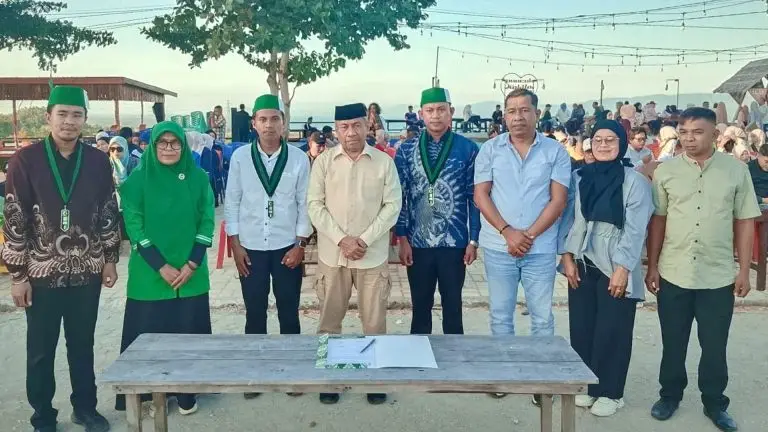 Ketua HMI Cabang Raha L.M. Idul Rahim dan Bupati Muna, Bachrun foto bersama di Puncak Wakila (12/07/2026). Foto Istimewa