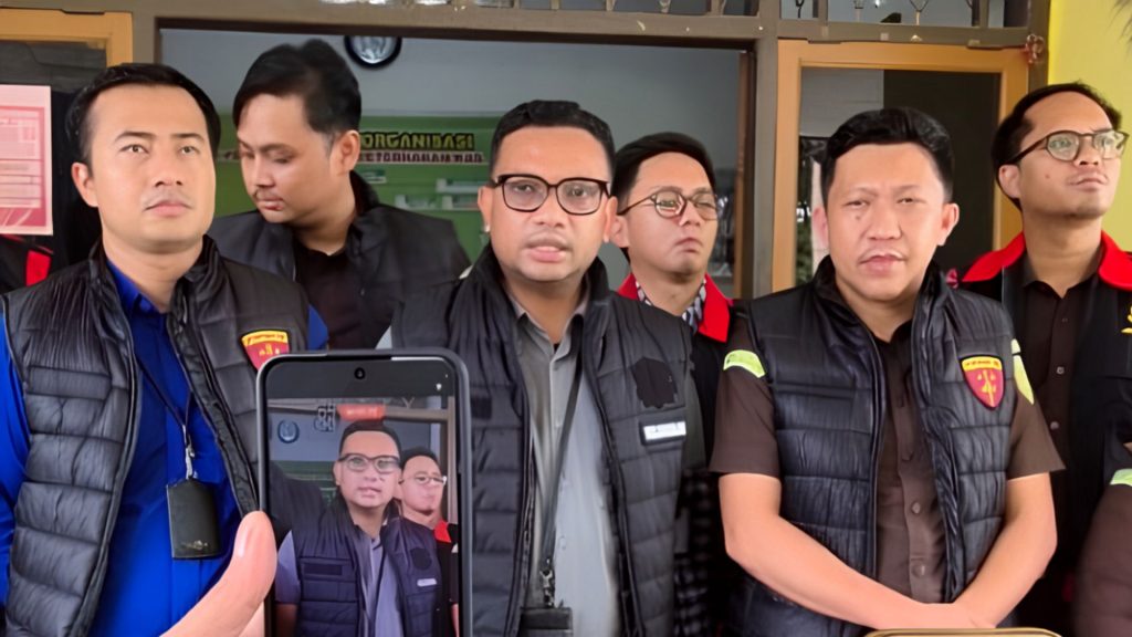 Pihak Kejaksaan Negeri Kolaka dalam penggeledahan Kantor Dinas Perkebunan Kabupaten Kolaka