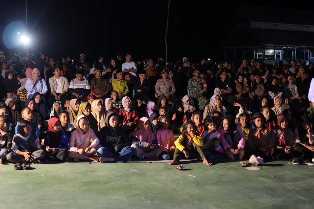 
Para penonton  pemutaran Film Dokumenter Budaya Buton di Wabula
